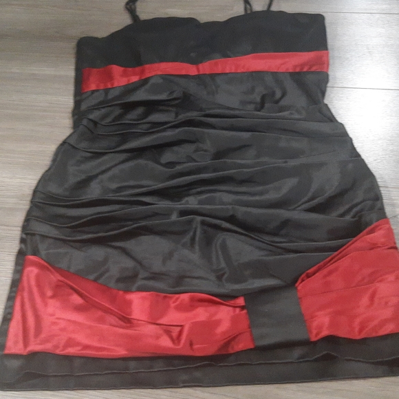 Silk Black and Red Dress - Picture 3 of 4